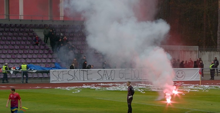Fanai organizuotai paliko savo sektorių tribūnoje