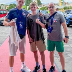 Jokūbas Nedzinskas su treneriais Sarajeve