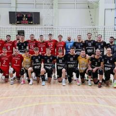 „Alytaus ultra“ bendroje nuotraukoje su kita mūsų šalies atstove Latvijos ir Lietuvos tinklinio lygoje, Gargždų „Amber volley“ komanda