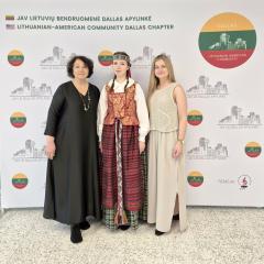Alytaus muzikos mokyklos kanklių mokytoja Edita Radvilavičienė, kanklių mokinė Liepa Jankauskaitė, direktorė Gabrielė Dambauskaitė