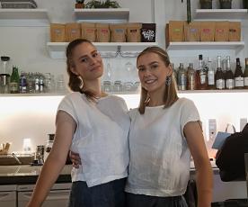 Da­nie­lė ir Gabija – „Kavos skvero“ baristos. Gre­tos Ta­ri­mai­tės nuotr.