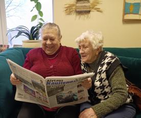Senjorai mėgsta skaityti vieni kitiems.