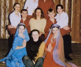 Choreografė Birutė Sereičikaitė (viduryje) su „Gojelio“ šokėjomis.