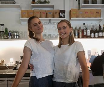 Da­nie­lė ir Gabija – „Kavos skvero“ baristos. Gre­tos Ta­ri­mai­tės nuotr.