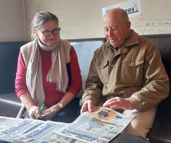 Antaną Buškevičių, kuris „Alytaus naujienas“ skaito jau 58-erius metus, redakcijoje kalbino korespondentė Aldona Kudzienė, puslapių „Turgaus ir būties aktualijos. Derliaus kraitė“ autorė.