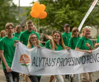 Alytaus profesinio rengimo centro bendruomenė Alytaus miesto šventės eisenoje.