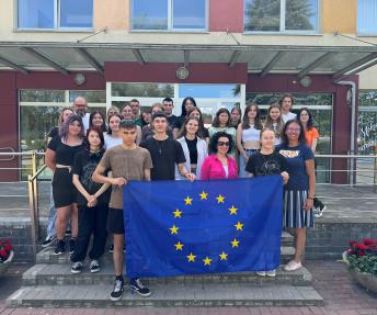 Su­si­ti­ko­me. Jau­ni­mo sto­vyk­los da­ly­viai – aly­tiš­kiai ir sve­čiai iš Len­ki­jos El­ko mies­to.