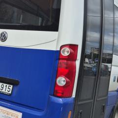 Daugelyje maršrutų keleivius veža jau ne baltai mėlyni ir baltai oranžiniai mikroautobusai, kuriuos aptarnavo „Transrevis”. „Alytaus naujienų“ laikraščio nuotr.