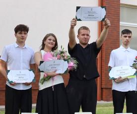 Butrimonių gimnazijos šimtukininkai – (iš kairės) Dovydas Dabušis, Gabija Lingevičiūtė, Orestas Seilius, Mindaugas Vaitekūnas