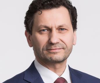 Ro­ber­tas Šar­knic­kas: „Ar ga­li­ma bū­tų, gerb. mi­nist­re, pa­gal­vo­ti ir apie tuos, ku­rių pra­šo­te ne­ves­ti vai­kų į dar­že­lius? Pa­vyz­džiui, ne­im­ti abo­ne­men­ti­nio mo­kes­čio už dar­že­lius, tiks­liau sa­kant, ne­mo­kė­ti už dar­že­lį. Juk si­tu­a­ci­ja la­bai įtemp­ta, ir tūks­tan­čiai tė­vų dėl ne­adek­va­čiai su­var­žy­to smul­kaus ver­slo ne­te­ko dar­bų, ver­slų.“