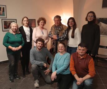 Projekto dalyviai su dainų autoriumi Vladimiru Merta (Čekija, 2024).