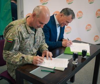 Plk. ltn. Antanas Survilas ir Vytautas Zubras